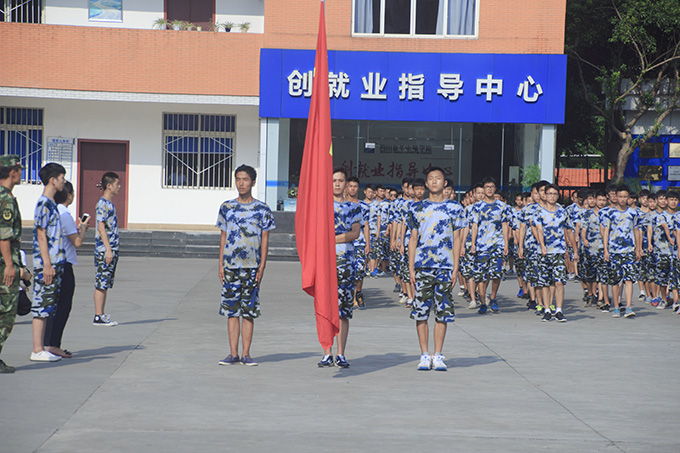 2016級(jí)秋季新生軍訓(xùn)會(huì)操表演隆重舉行