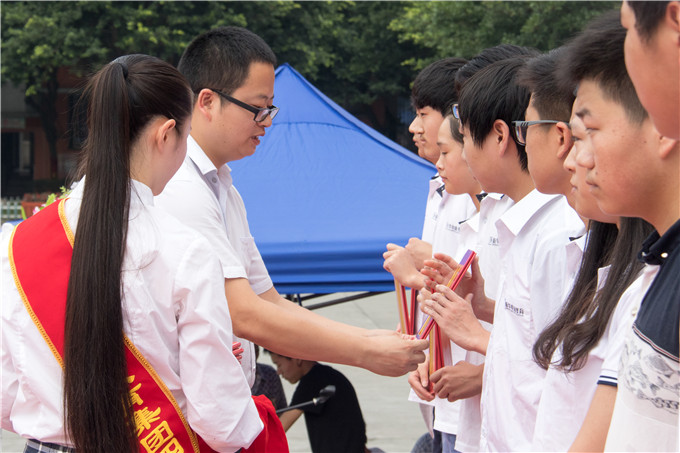 2017年優(yōu)生優(yōu)干頒獎(jiǎng)典禮暨“新華杯·黔貨出山”全國網(wǎng)商創(chuàng)業(yè)大賽正式啟動(dòng)