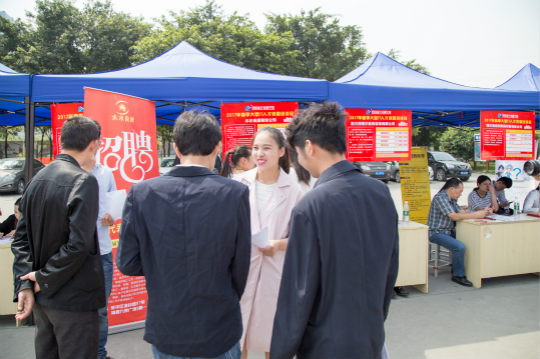  關(guān)注2018大學生就業(yè)：新聞觀察——畢業(yè)生“慢擇業(yè)” 用人單位調(diào)計劃