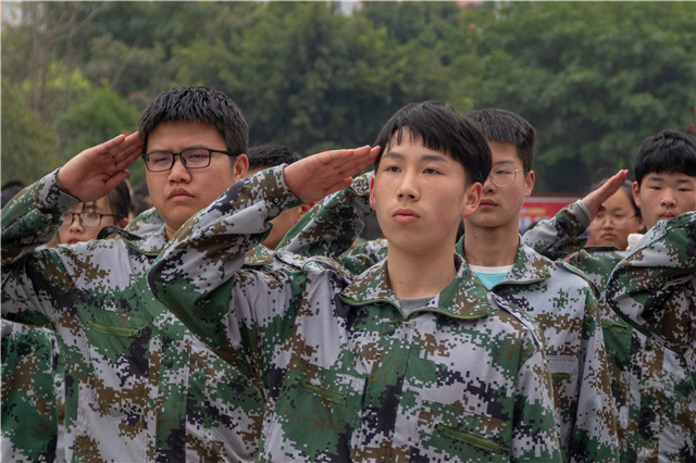 赴一場(chǎng)青春與迷彩的美麗邂逅！四川新華軍訓(xùn)匯演