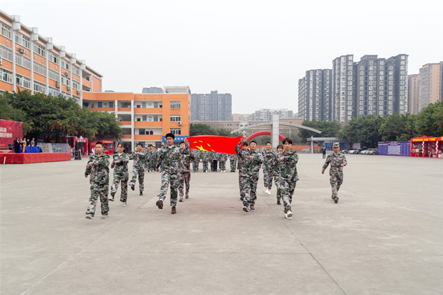 赴一場(chǎng)青春與迷彩的美麗邂逅！四川新華軍訓(xùn)匯演