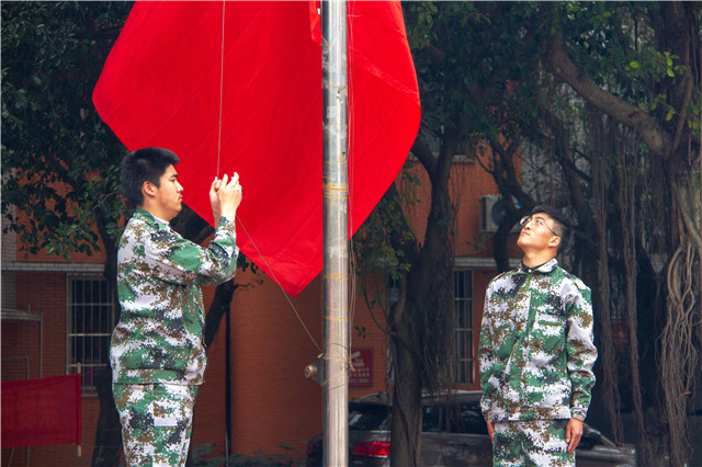 赴一場(chǎng)青春與迷彩的美麗邂逅！四川新華軍訓(xùn)匯演