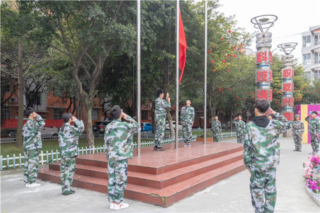 赴一場(chǎng)青春與迷彩的美麗邂逅！四川新華軍訓(xùn)匯演