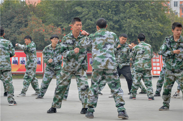 赴一場(chǎng)青春與迷彩的美麗邂逅！四川新華軍訓(xùn)匯演