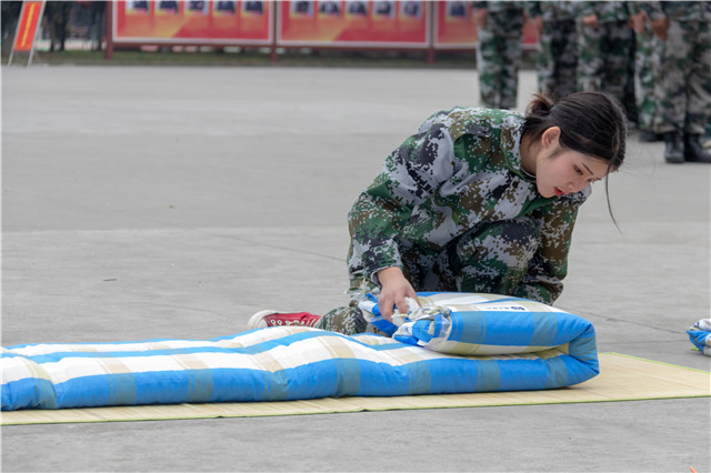 赴一場(chǎng)青春與迷彩的美麗邂逅！四川新華軍訓(xùn)匯演