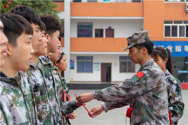 赴一場(chǎng)青春與迷彩的美麗邂逅！四川新華軍訓(xùn)匯演